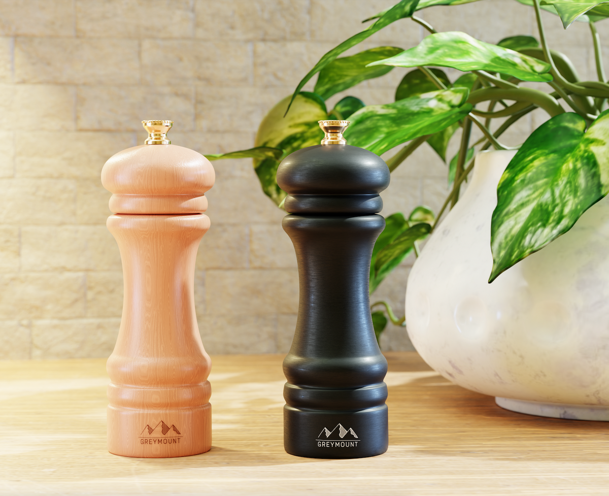 Salz- und Pfeffermühle Set auf einem stilvoll gedeckten Tisch