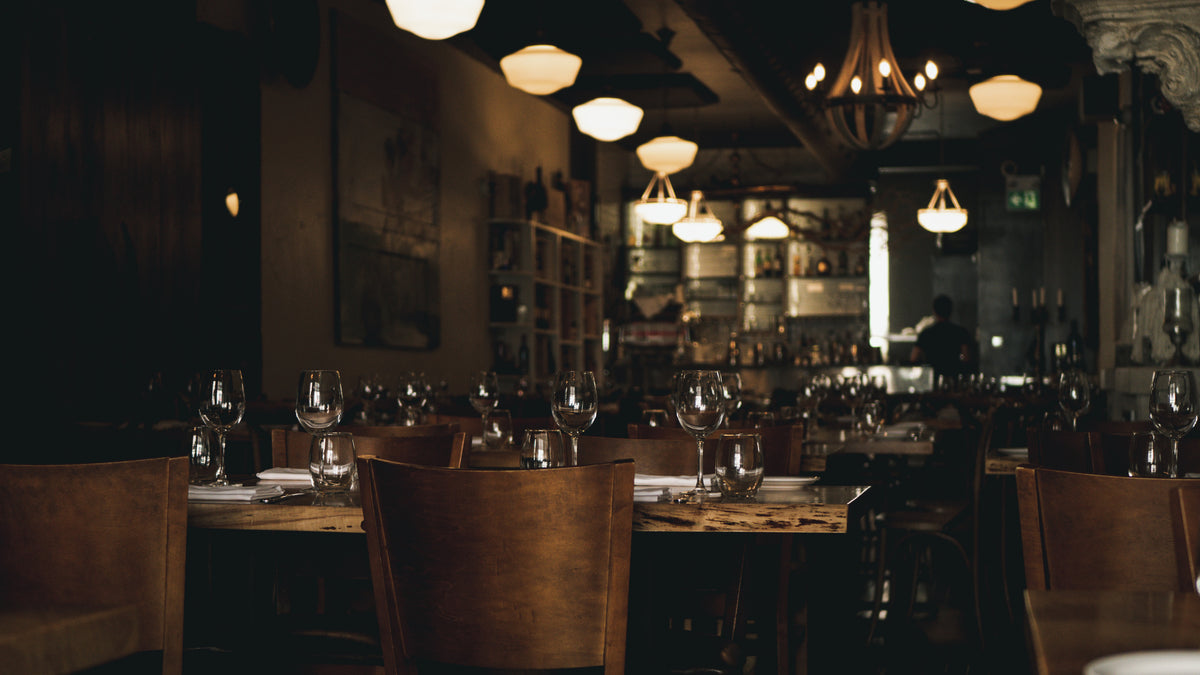 Restaurant mit den Pfeffermühlen auf den Tischen