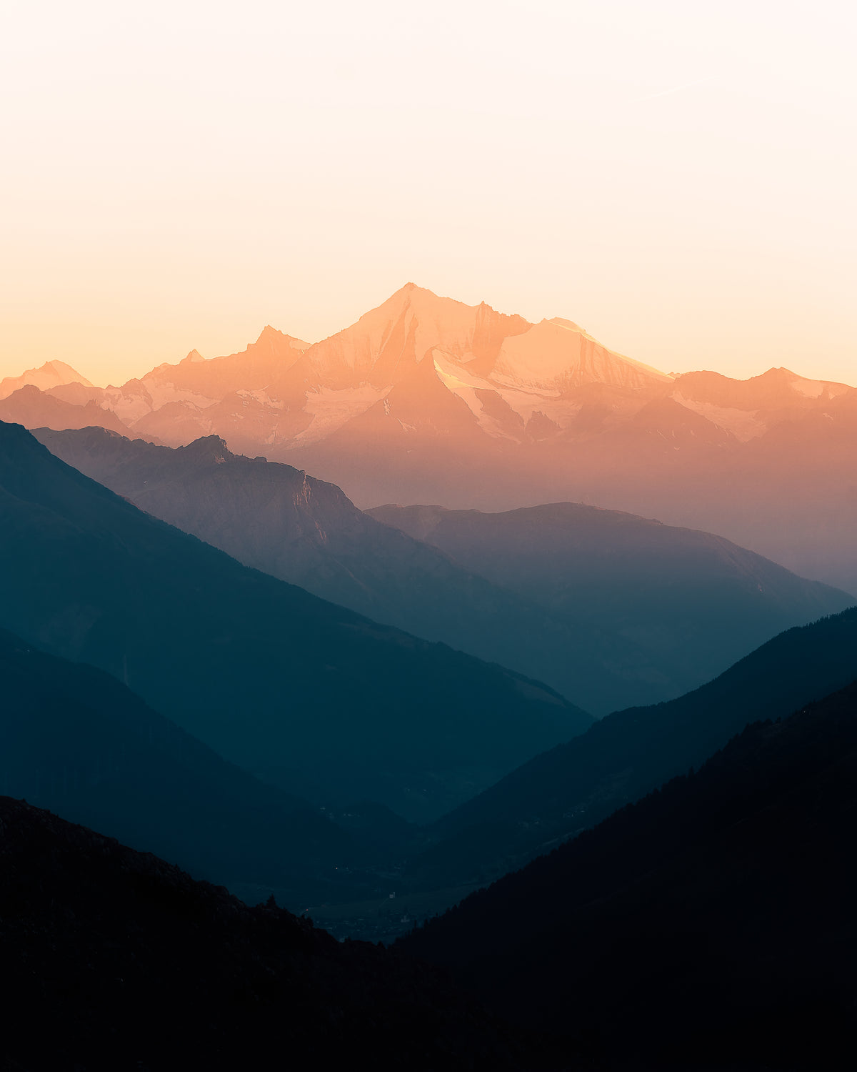 Verschneite Bergketten bei Sonnenaufgang
