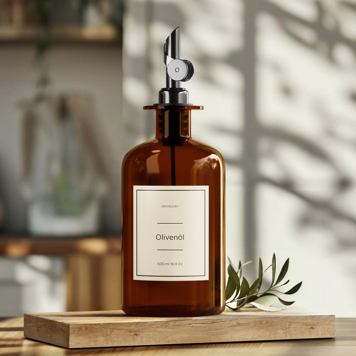 Ölflasche aus Braunglas mit Ausgießer Schwarz (Sand Etiketten, 500 ml)