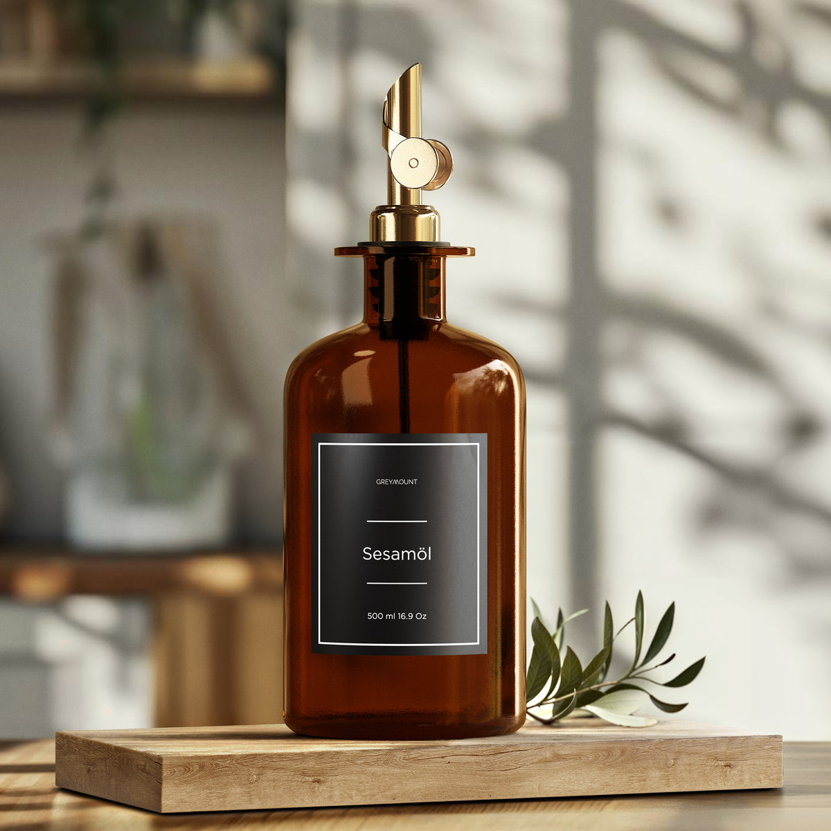 Ölflasche aus Braunglas mit Ausgießer Gold (Schwarz Etiketten, 500 ml)