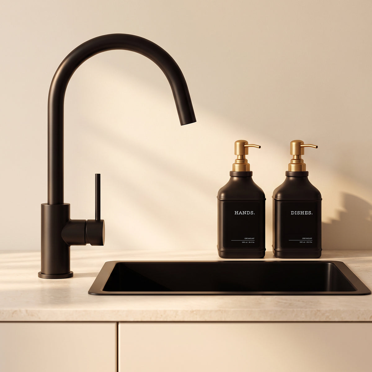 Seifenspender Schwarz mit Edelstahl Pumpe Gold (Schwarz Etiketten, 500ml)